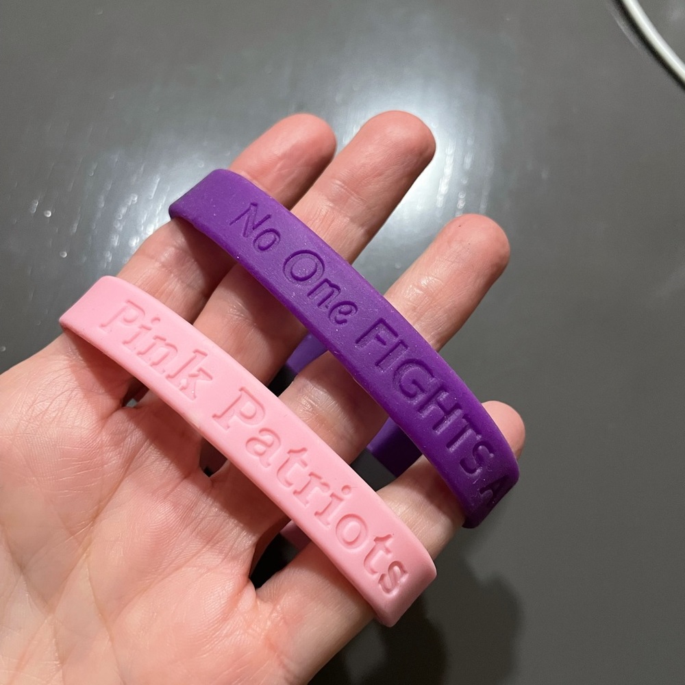🏆Bracelets “no one fights alone!” And “pink patriots” “Do the 2” rubber